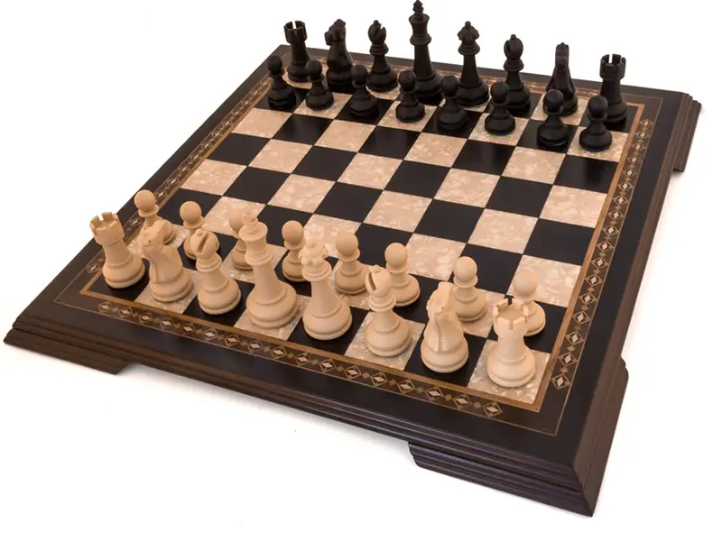 scacchiera in legno fatta a mano e pezzi degli scacchi in poliestere