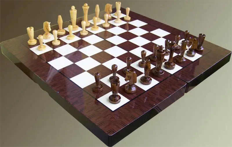 piese de șah abstracte din lemn șahieri moderni